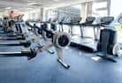 Interior del gimnasio del centro deportivo con máquinas de ejercicio