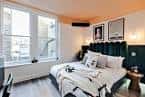 Interior de un apartamento moderno en Brixton con cama y ventana grande
