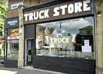 Entrada principal de la tienda Truck Store con letrero prominente y escaparate