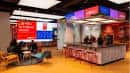 Interior moderno del banco con zona de atención y pantallas digitales