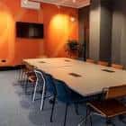 Sala de reuniones corporativa con mesa larga y sillas