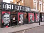 Fachada exterior del Angel Comedy Club con murales de comediantes