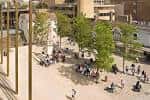 Vista aérea del Bonn Square con personas sentadas y árboles