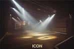 Interior del club ICON con iluminación de escenario y luces de neón