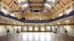 Interior del Assembly Hall vacío, mostrando el techo abovedado y balcones
