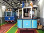 Interior de las cocheras del Tramvia Blau con vagones históricos expuestos