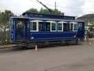 Vagón azul del Tramvia Blau estacionado al aire libre en la zona de maniobras