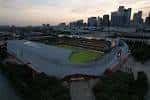 Vista aérea del Shell Energy Stadium al atardecer con el skyline de Houston al fondo