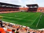 Interior del campo de juego con espectadores en las gradas durante un partido