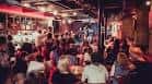 Interior del Jazz Bar con ambiente animado y público disfrutando de la música en vivo