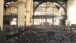 Interior del templo mostrando bancos de madera y estructura de techo con vigas ornamentadas