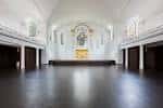 Espacio interior amplio y minimalista de la iglesia, ideal para eventos culturales o ceremonias
