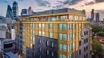 Vista exterior del Hyatt Place London City East con fachada moderna y cielo al atardecer