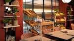 Interior acogedor del restaurante o lounge del hotel con decoración contemporánea