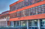 Detalle arquitectónico de la fachada naranja con ventanas y columnas