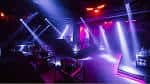 Interior del club Tabu London con iluminación de neón y escenario