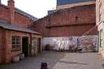 Patio interior de las Birmingham Back to Backs con edificios de ladrillo