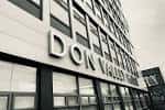 Detalle de la fachada con el nombre 'DON VALLEY HOUSE'