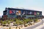 Vista exterior del Chase Field con fachada moderna y paisajismo