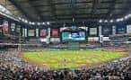 Interior del estadio durante un partido de béisbol con graderías llenas