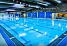Piscina interior del centro deportivo con carriles de natación