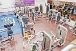 Sala de gimnasio con equipamiento deportivo y zona de entrenamiento