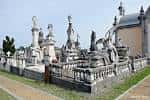 Conjunto de tumbas ornamentadas y estatuas en el interior del cementerio