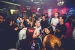 Interior del club con ambiente festivo y personas disfrutando de la música