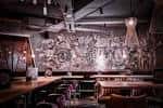 Área interior con decoración mural detallada y mesas para eventos