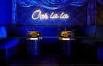 Interior del club con iluminación azul y decoración de neón