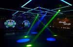 Escenario con luces láser y ambiente nocturno