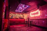 Área interior del Simmons Bar con luces de neón y mobiliario moderno