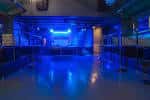 Vista general del salón principal de Villa Nightclub con iluminación azul y pista de baile
