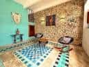 Interior de Casa B&G con piscina decorativa y paredes texturizadas