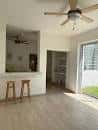 Espacio interior amplio con cocina abierta y acceso a jardín
