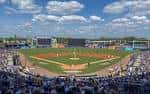 Vista panorámica del campo de béisbol George M. Steinbrenner Field con gradas llenas y cielo azul