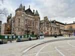 Vista exterior del Teviot Row House en Edimburgo, mostrando su arquitectura histórica con torres y fachada de piedra