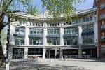 Fachada exterior del The Building Centre en Londres con arquitectura moderna y grandes ventanales