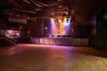 Interior del Electric Ballroom con escenario y luces de concierto