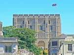 Vista exterior del Castillo de Norwich con bandera británica ondeando