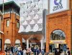 Mercado de Norwich con arquitectura moderna y gente caminando