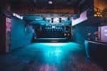 Escenario vacío del Oslo Hackney con iluminación azul