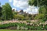 Vista panorámica del jardín con tulipanes en flor y edificios de Londres al fondo