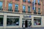 Fachada exterior del Radisson Blu Hotel en Sheffield durante el día