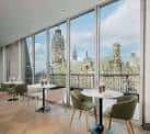 Terraza con vistas panorámicas a la ciudad y mobiliario moderno