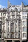 Fachada detallada de un edificio histórico en Pall Mall con arquitectura clásica