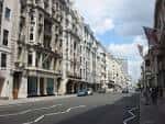 Avenida de Pall Mall con edificios elegantes y cielo parcialmente nublado
