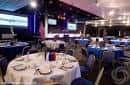 Sala de eventos decorada con mesas redondas para cena o recepción