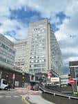 Vista exterior del Royal Hallamshire Hospital desde la calle B con cielo parcialmente nublado