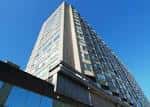 Ángulo elevado de la torre principal del hospital contra un cielo azul despejado